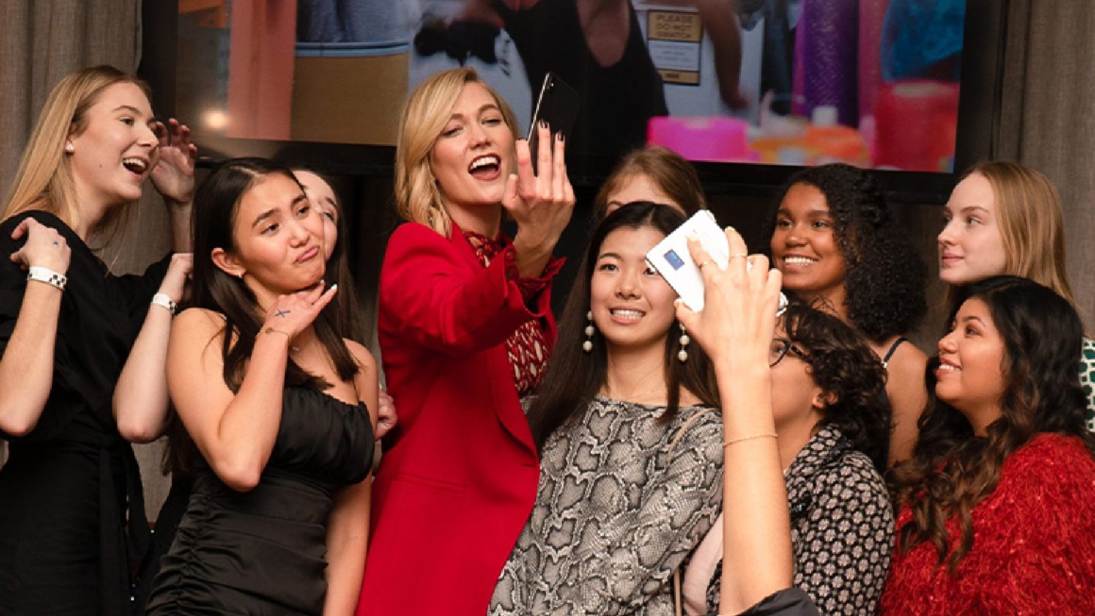 Karlie Kloss posing with fans.